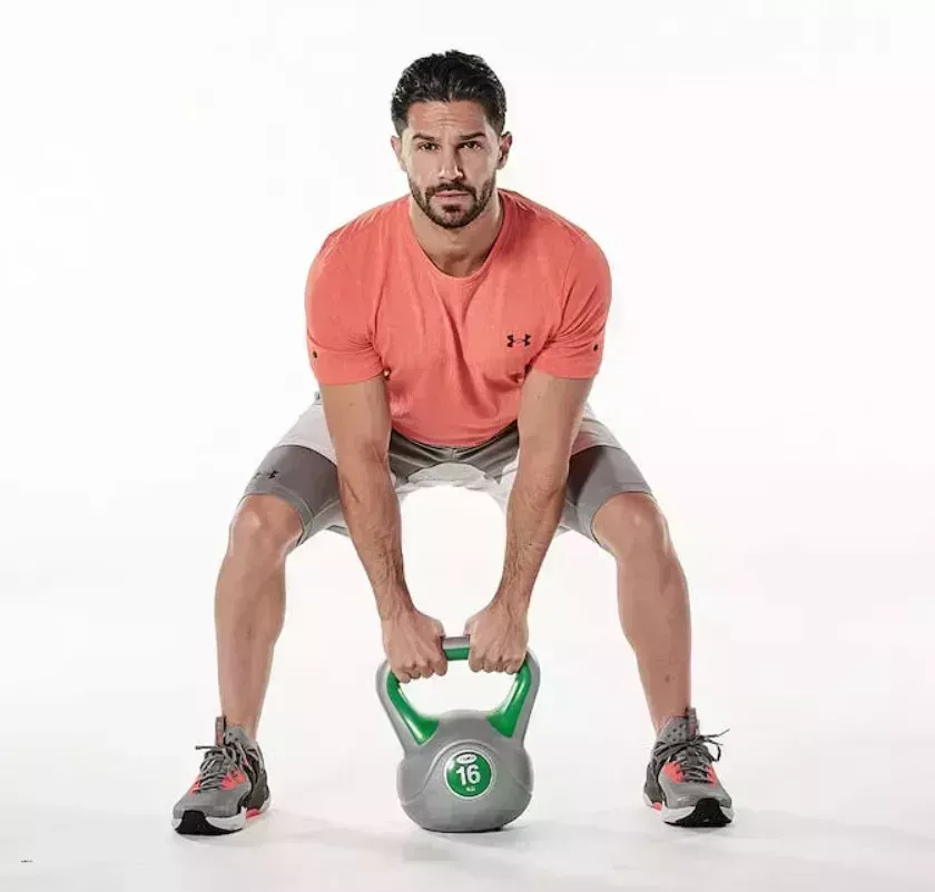 Prueba este entrenamiento HIIT con kettlebell para quemar grasa y conseguir una explosión de todo el cuerpo