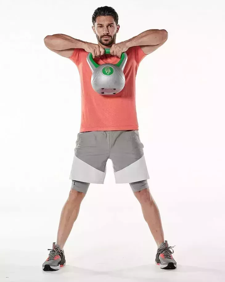 Prueba este entrenamiento HIIT con kettlebell para quemar grasa y conseguir una explosión de todo el cuerpo