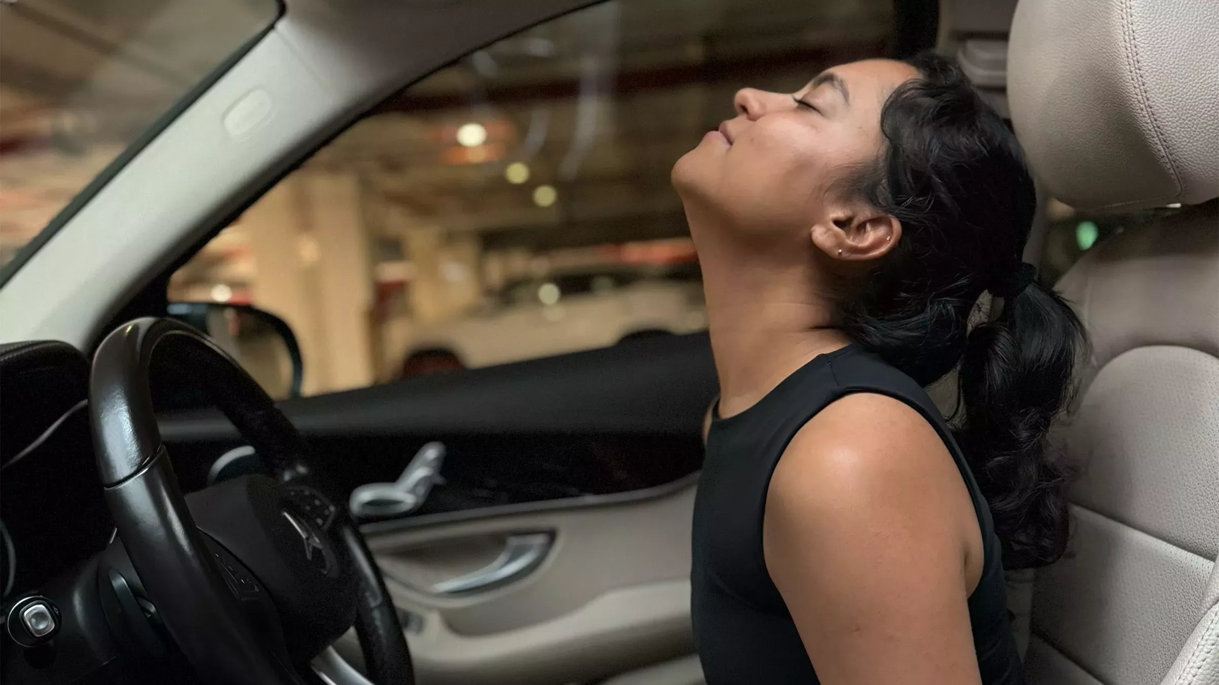 9 estiramientos sencillos que puedes hacer desde el coche, el avión, el autobús o el tren