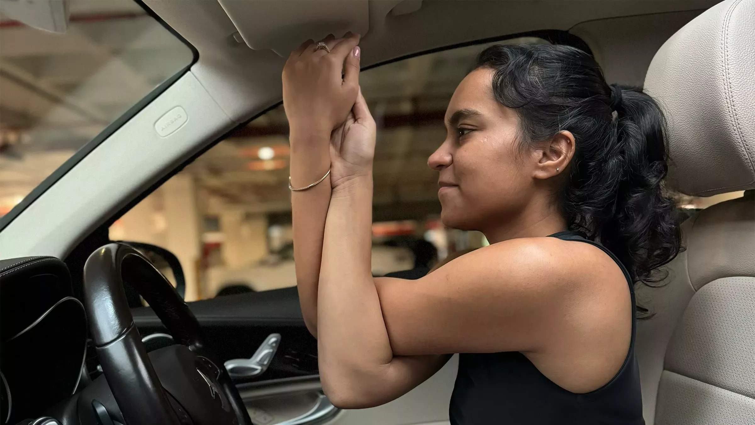 9 estiramientos sencillos que puedes hacer desde el coche, el avión, el autobús o el tren