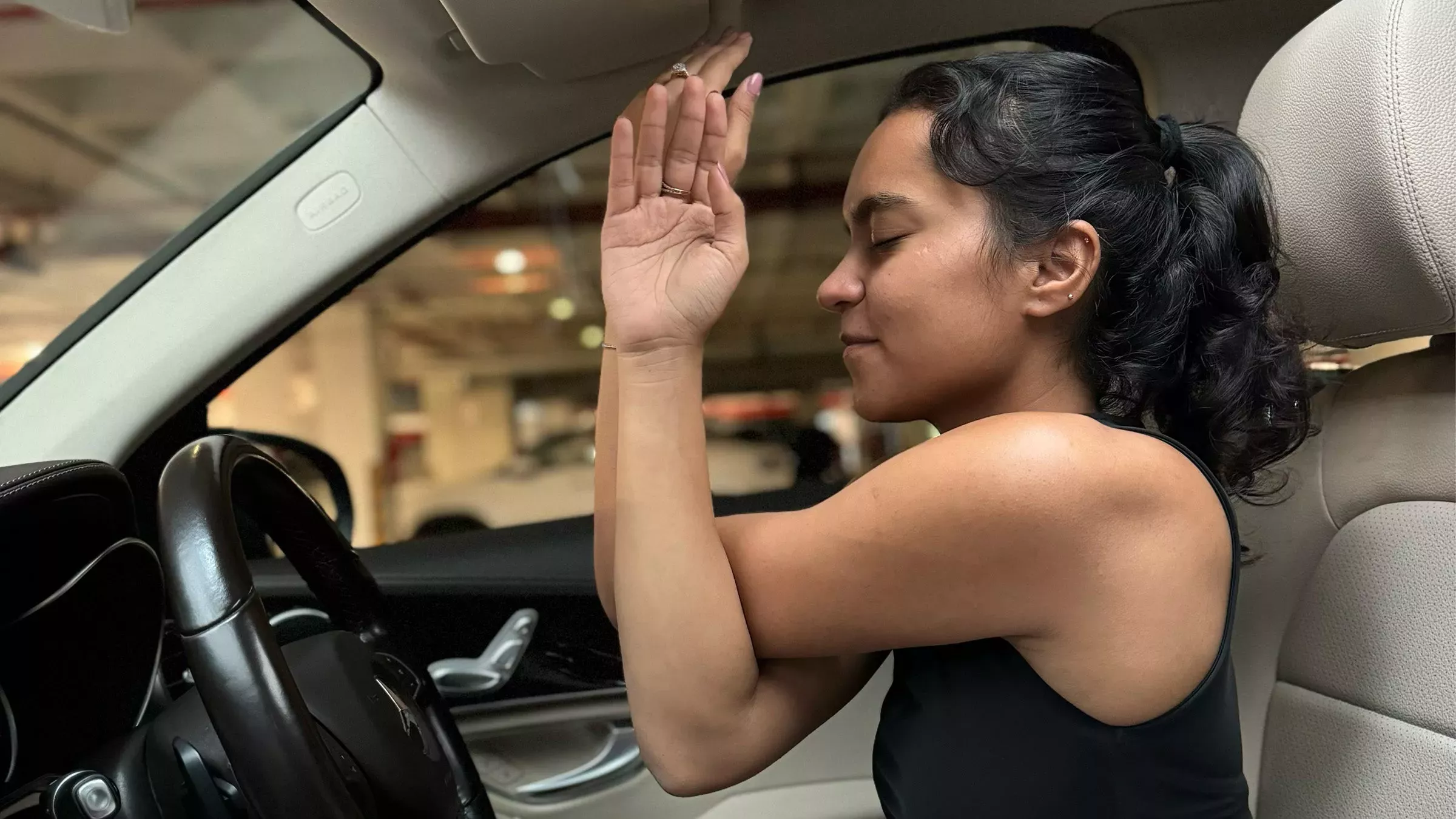 9 estiramientos sencillos que puedes hacer desde el coche, el avión, el autobús o el tren