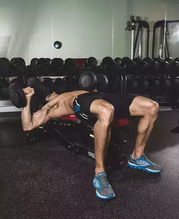 Entrenamiento de pecho, brazos y tronco para inflar los músculos del espejo