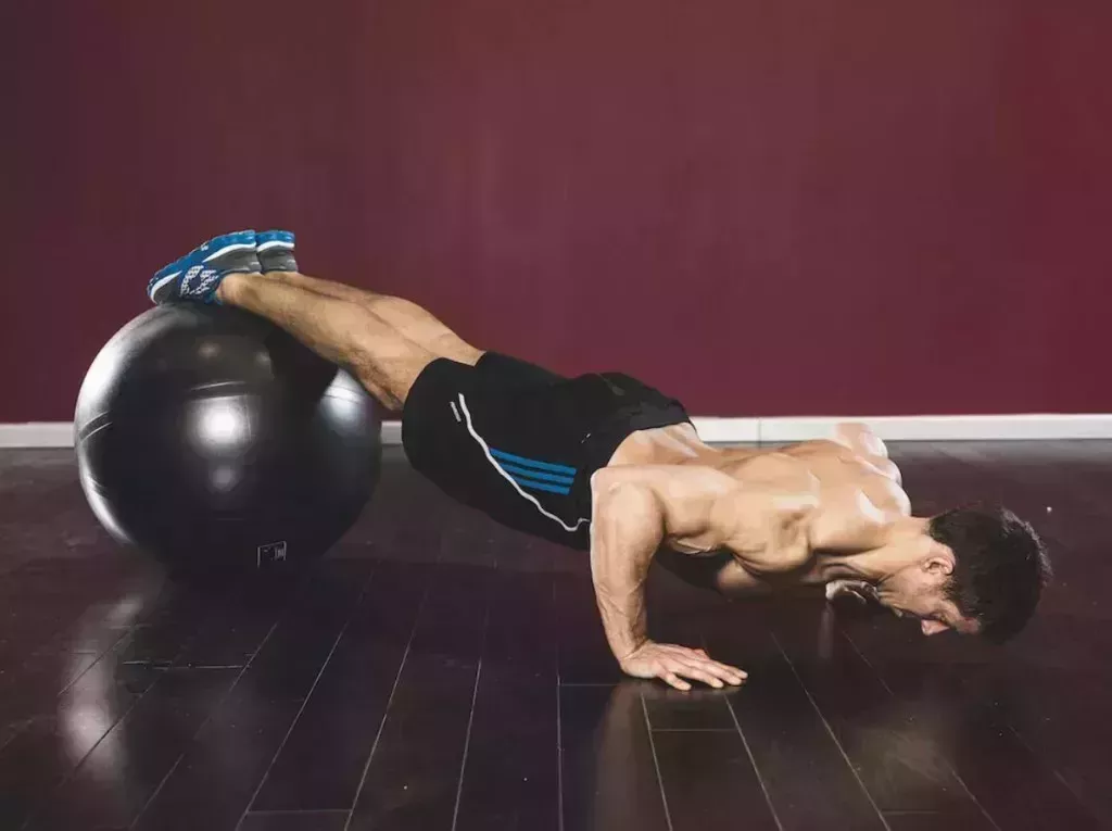 Entrenamiento de pecho, brazos y tronco para inflar los músculos del espejo