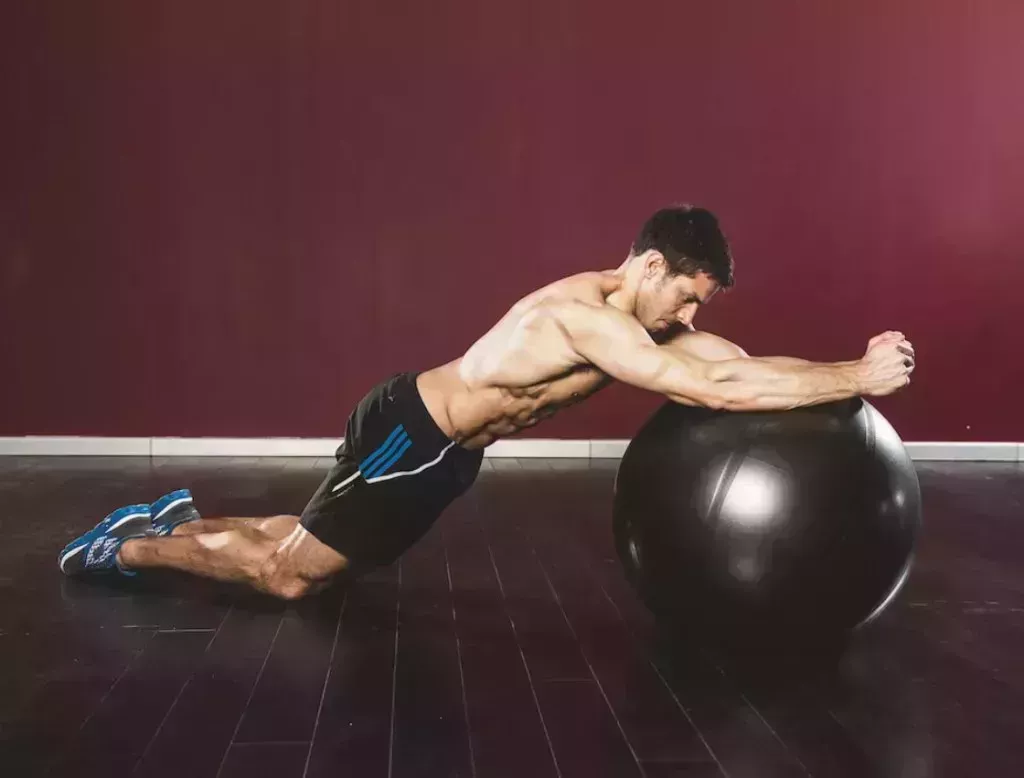 Entrenamiento de pecho, brazos y tronco para inflar los músculos del espejo