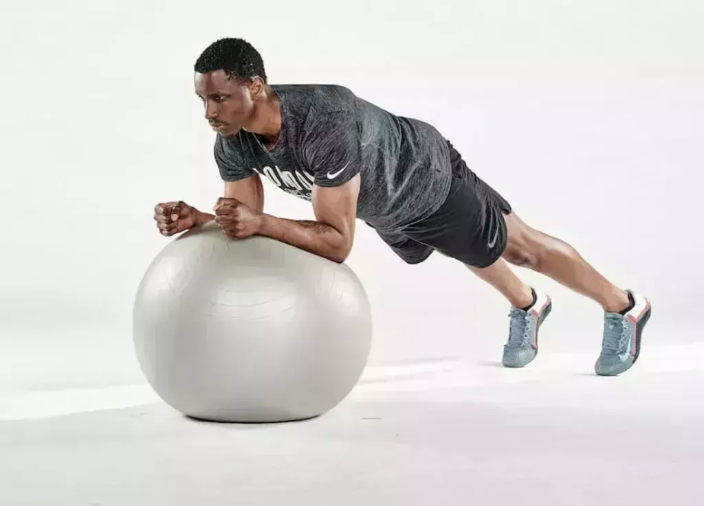 Los mejores ejercicios con pelota para mejorar la estabilidad del tronco