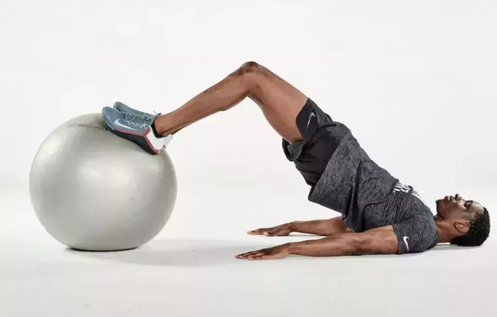 Los mejores ejercicios con pelota para mejorar la estabilidad del tronco