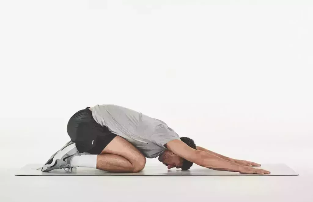 Prueba estas 8 posturas de yoga para hombres para aliviar la tensión física y mental