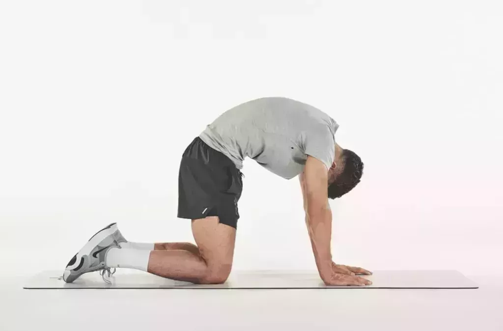 Prueba estas 8 posturas de yoga para hombres para aliviar la tensión física y mental