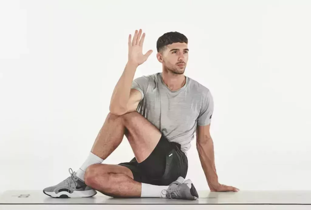 Prueba estas 8 posturas de yoga para hombres para aliviar la tensión física y mental