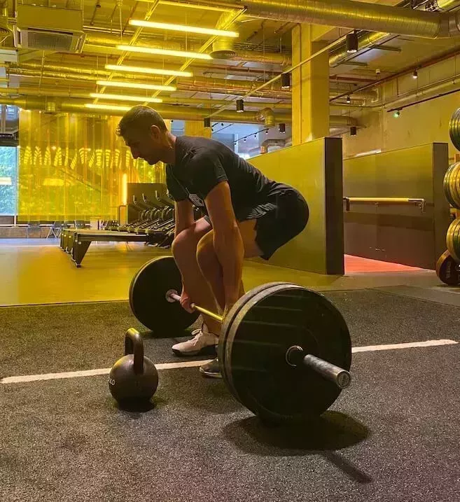 Prueba este entrenamiento de gimnasio con superconjuntos de todo el cuerpo