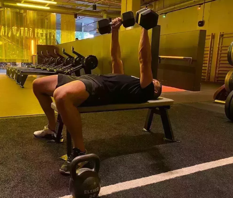 Prueba este entrenamiento de gimnasio con superconjuntos de todo el cuerpo