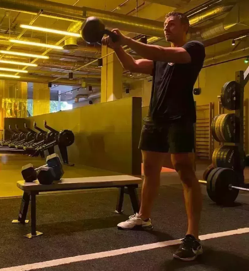 Prueba este entrenamiento de gimnasio con superconjuntos de todo el cuerpo