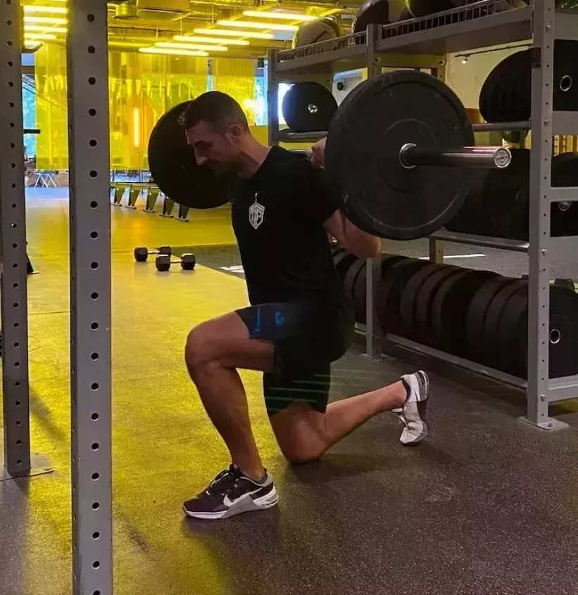 Prueba este entrenamiento de gimnasio con superconjuntos de todo el cuerpo