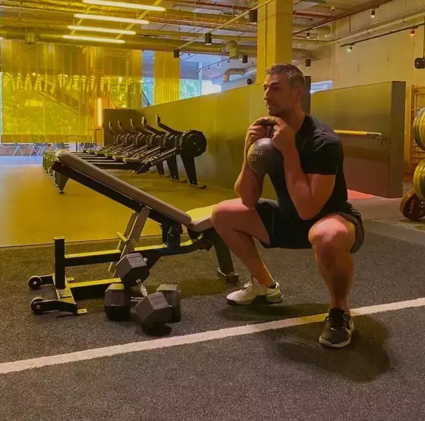 Prueba este entrenamiento de gimnasio con superconjuntos de todo el cuerpo