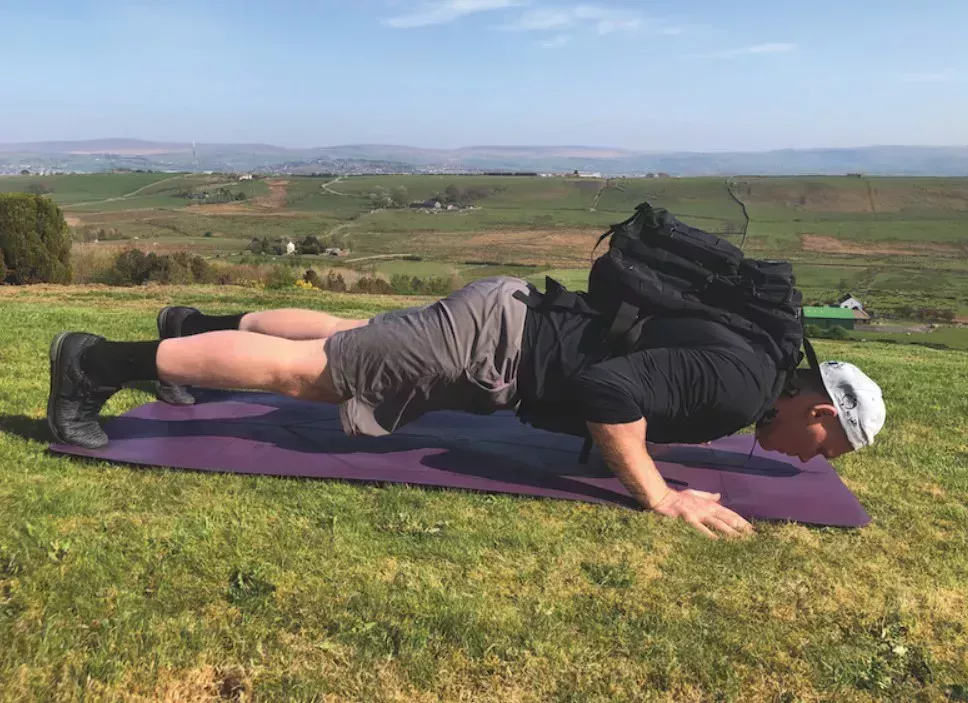 Este entrenamiento de mochila es un circuito de cuerpo completo hecho para construir músculo