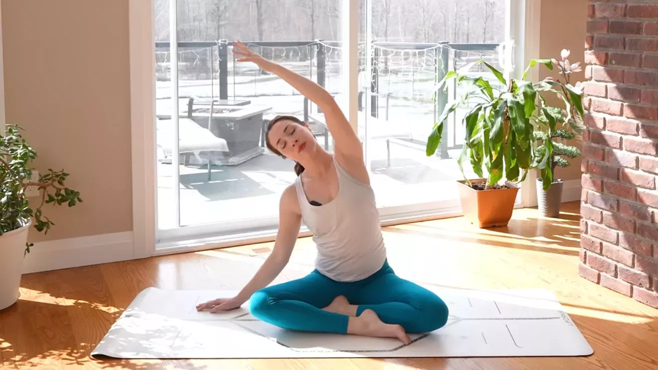 Una práctica de yoga de 15 minutos con las manos libres (sin down dogs, planks, chaturangas ni tablas)