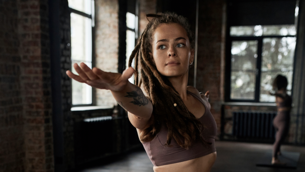 Una práctica de yoga de 15 minutos con las manos libres (sin down dogs, planks, chaturangas ni tablas)