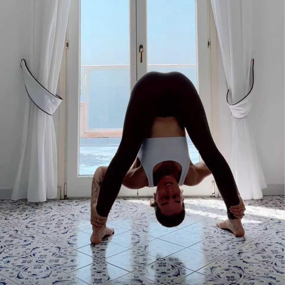 Esta creativa secuencia de yoga gira en torno a las transiciones