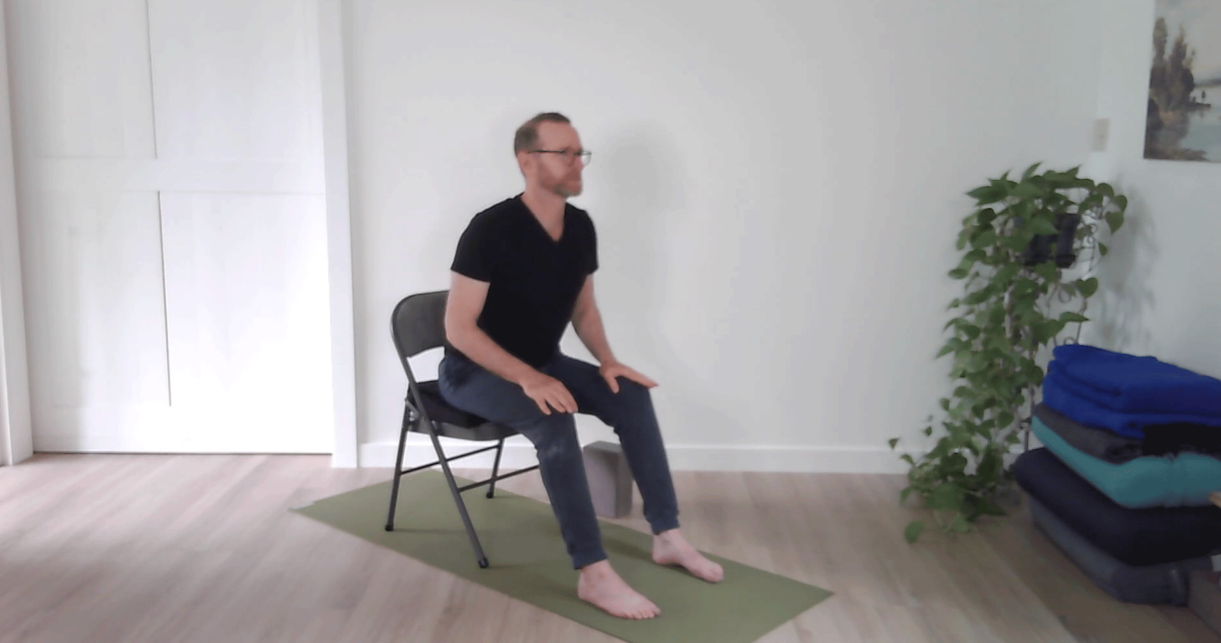 Práctica de yoga en silla para personas mayores