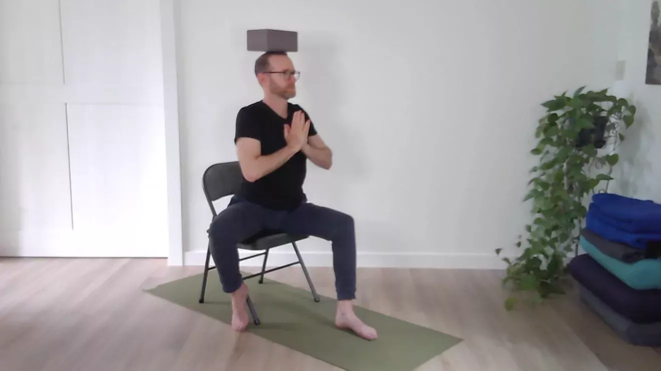 Práctica de yoga en silla para personas mayores