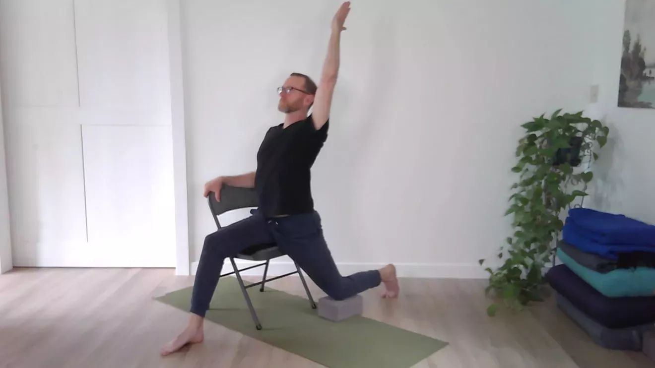 Práctica de yoga en silla para personas mayores