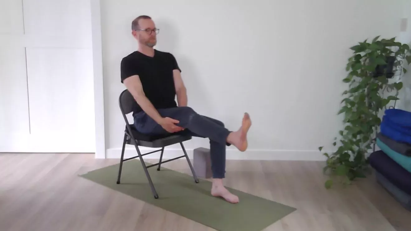 Práctica de yoga en silla para personas mayores