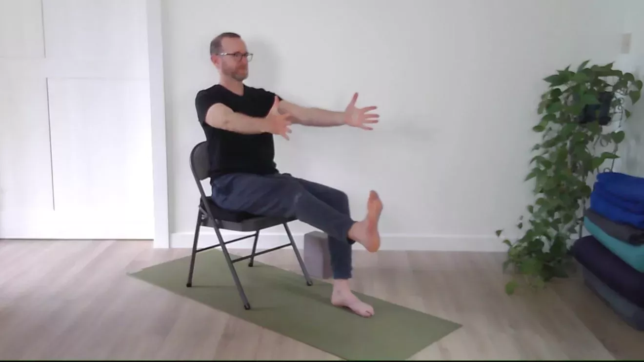 Práctica de yoga en silla para personas mayores