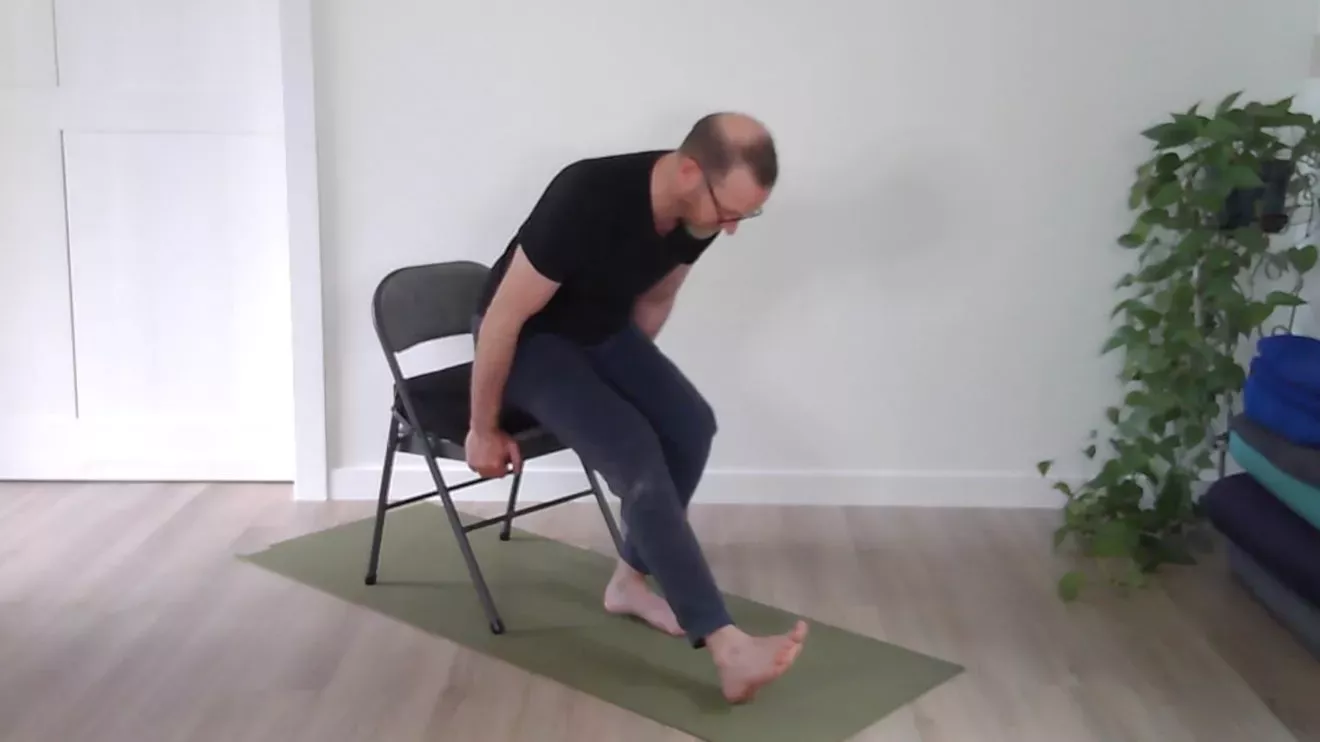 Práctica de yoga en silla para personas mayores