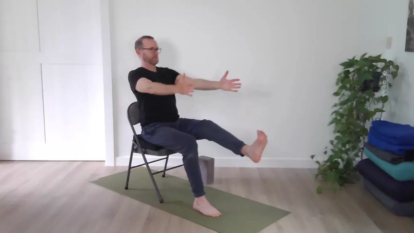 Práctica de yoga en silla para personas mayores