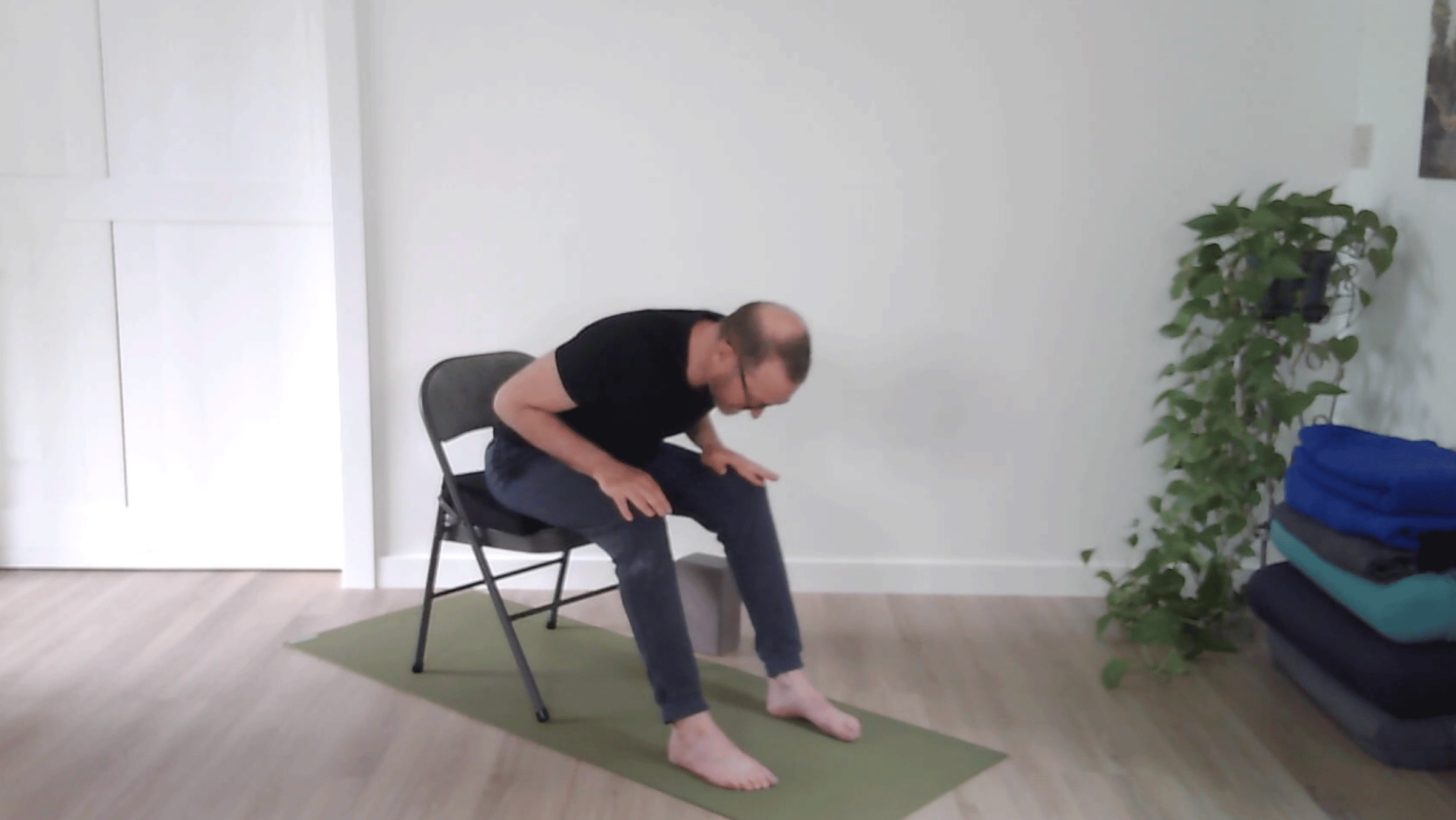 Práctica de yoga en silla para personas mayores