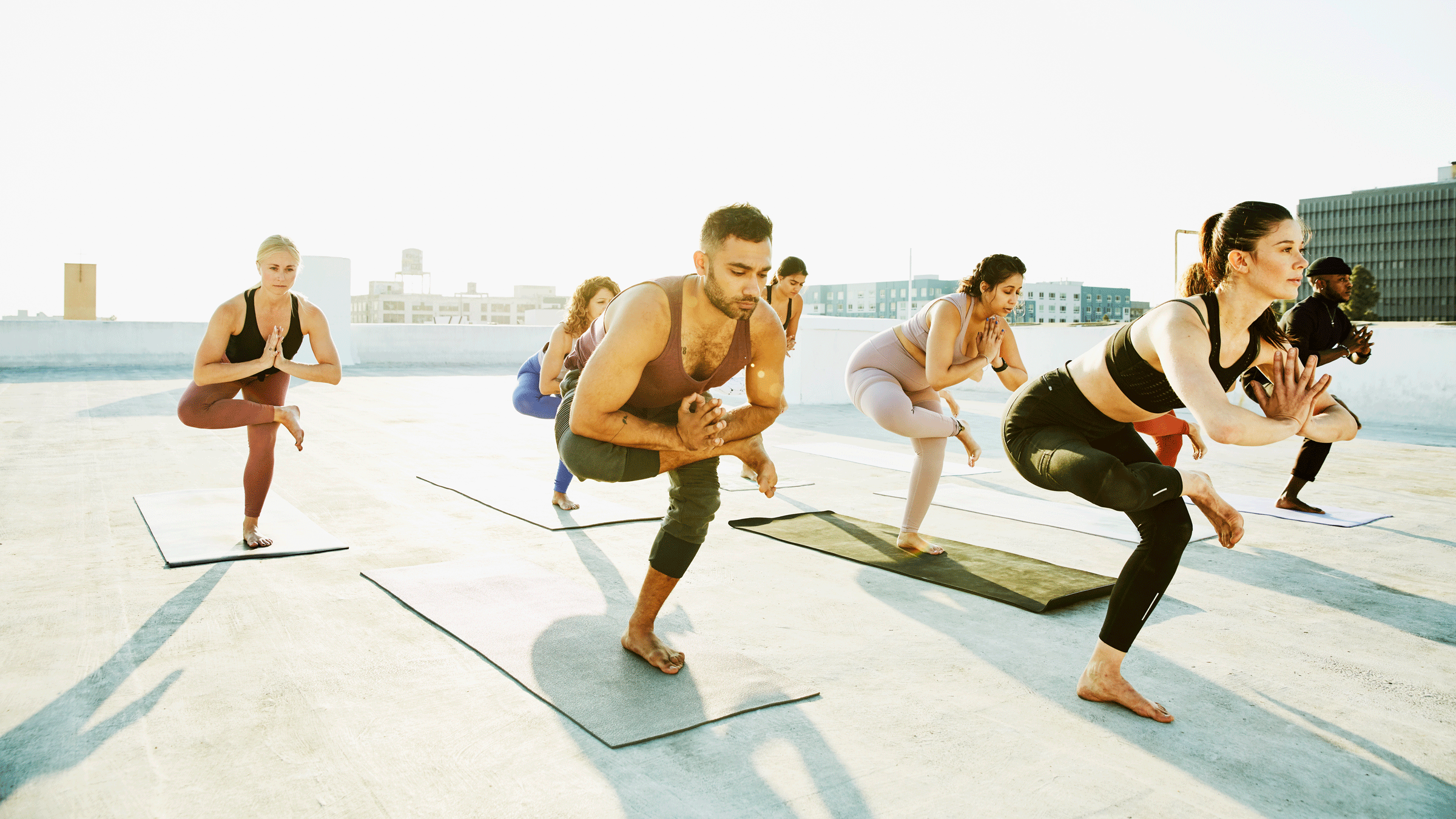 ¿Problemas para encontrar el equilibrio en las posturas de yoga? Estos 10 consejos te ayudarán a mantenerte estable.