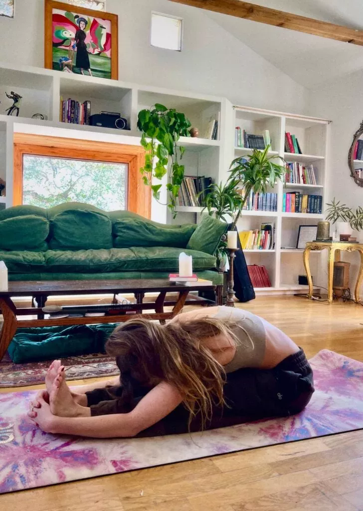 Esta autora de best-sellers confía en estas posturas de Yin Yoga para acceder a su musa