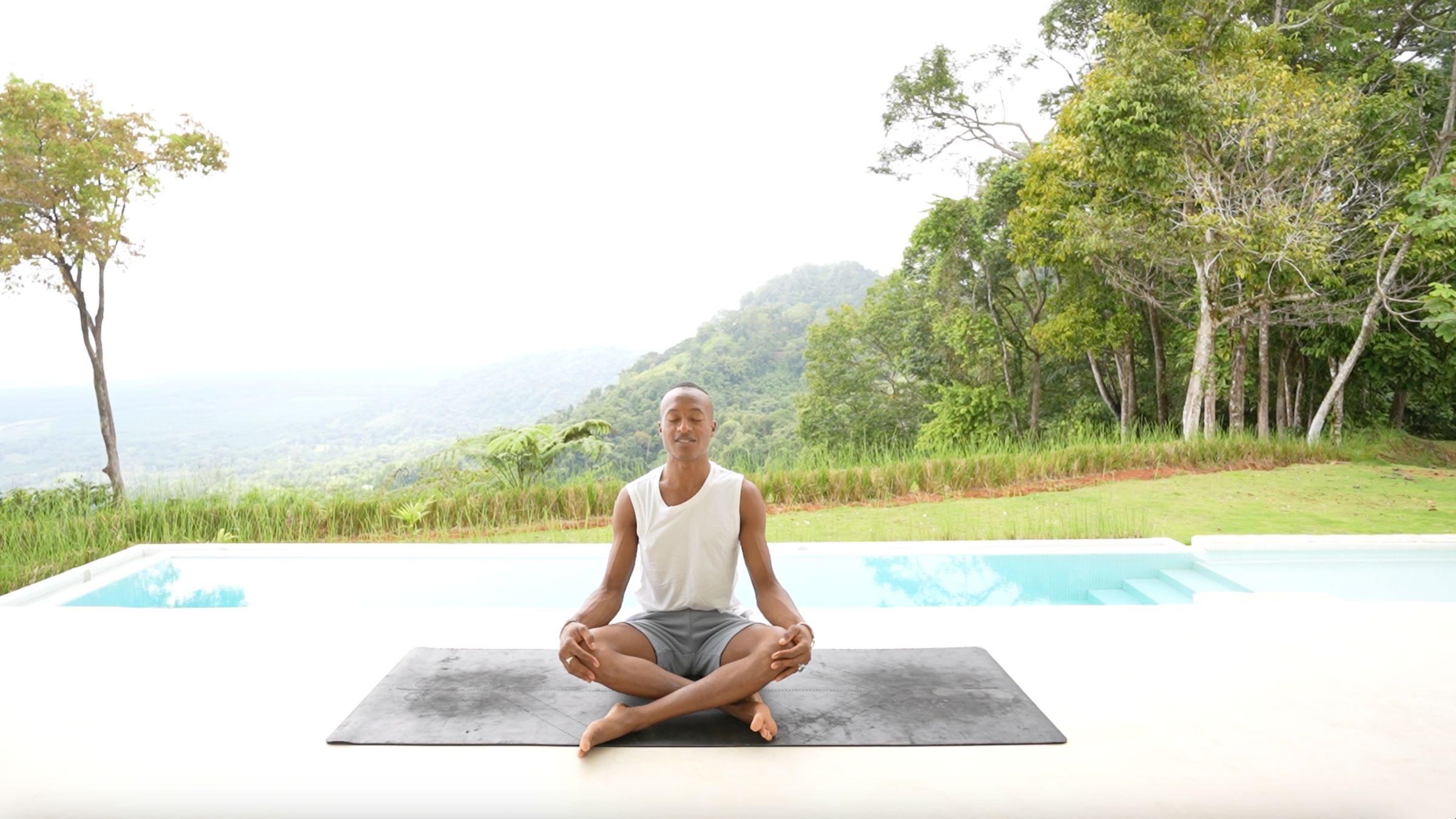 Esta práctica de yoga con los pies en la tierra favorece el descanso y la recuperación