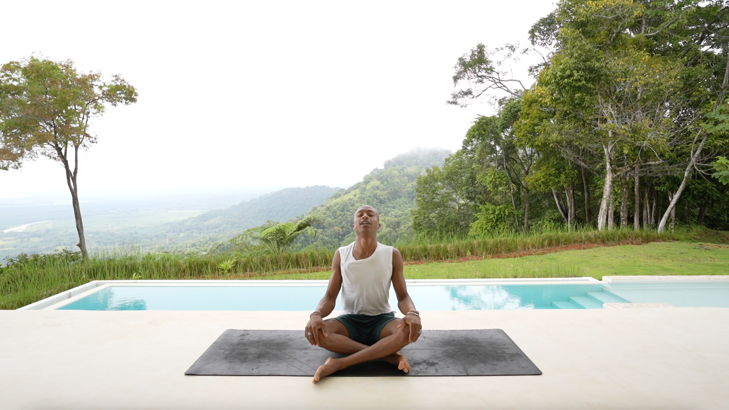 Esta práctica de yoga con los pies en la tierra favorece el descanso y la recuperación