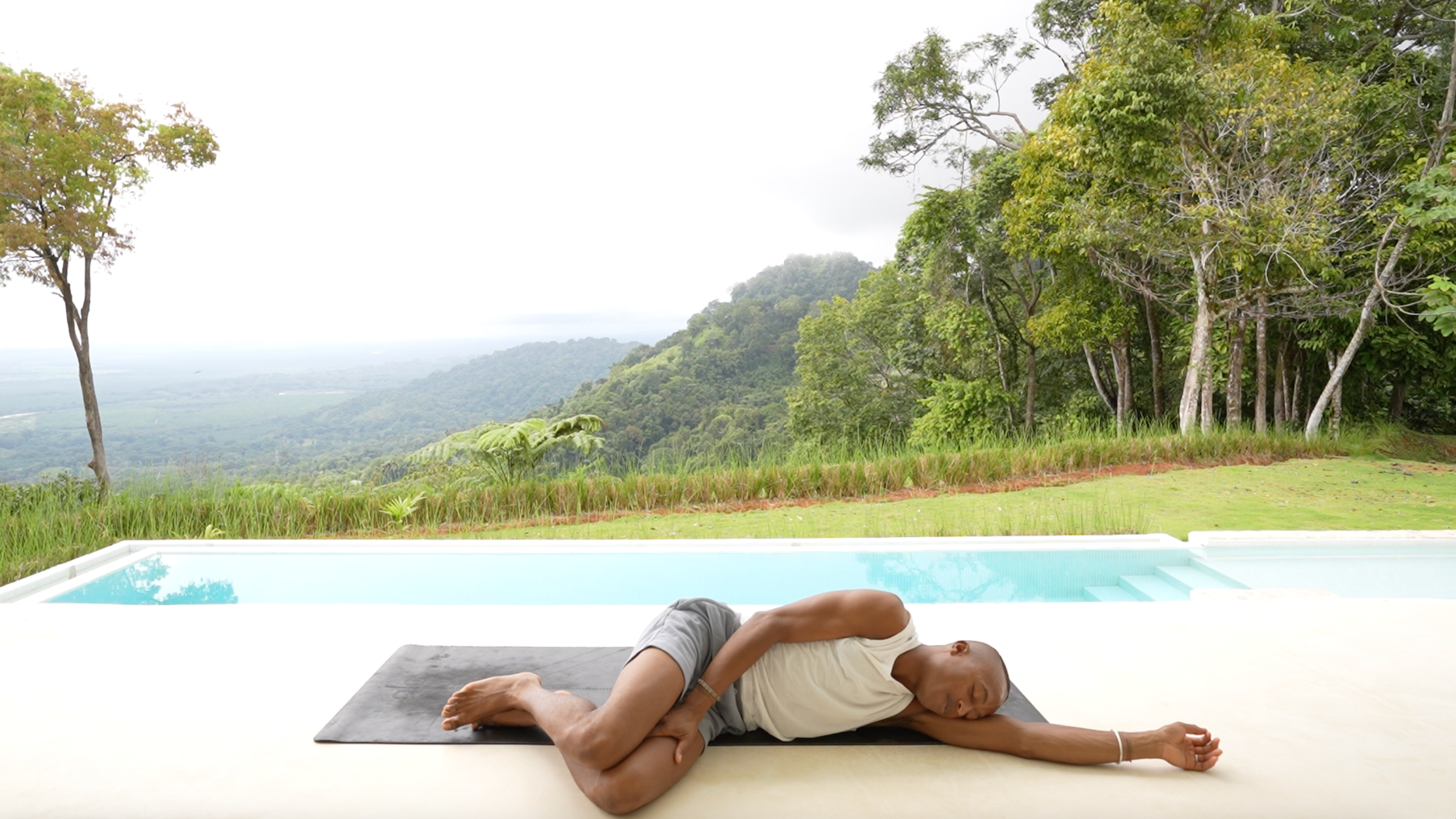 Esta práctica de yoga con los pies en la tierra favorece el descanso y la recuperación