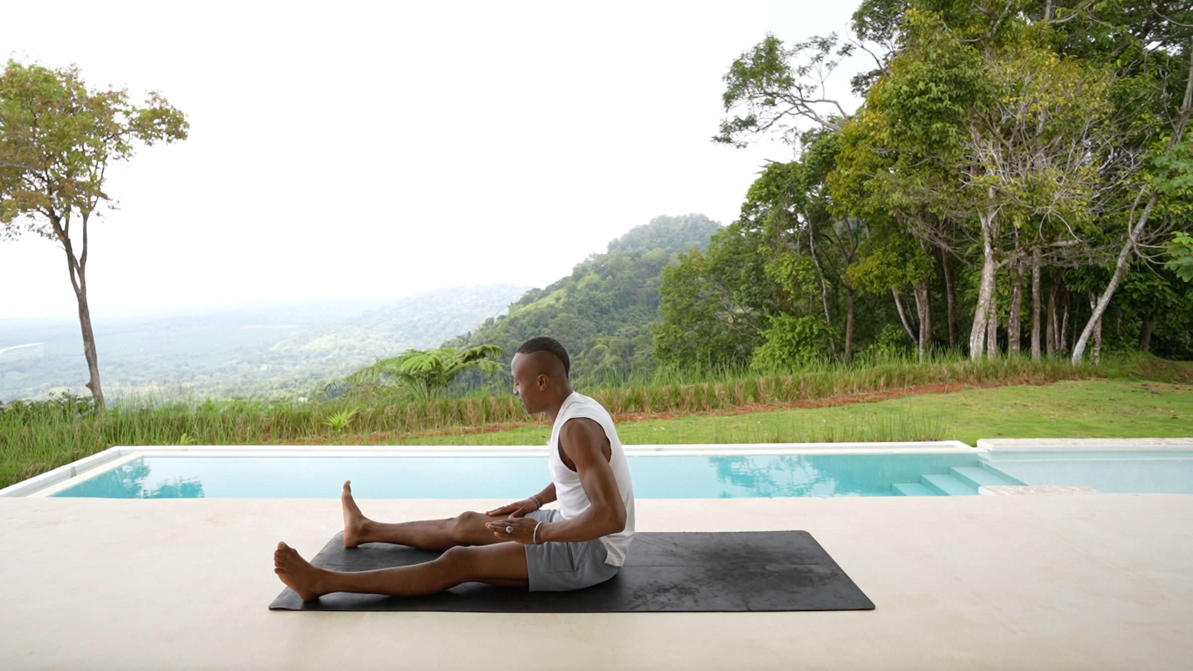 Esta práctica de yoga con los pies en la tierra favorece el descanso y la recuperación