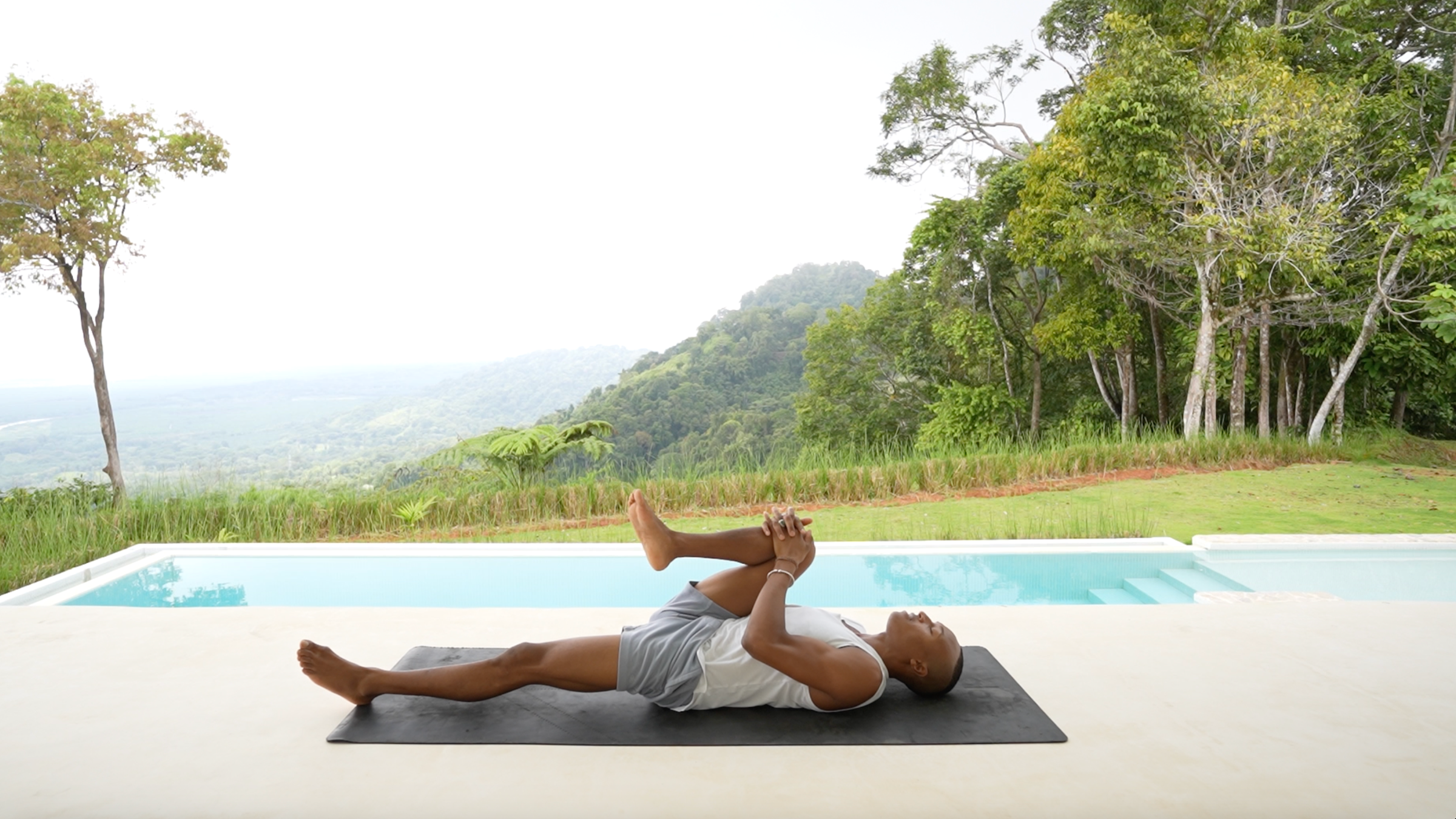 Esta práctica de yoga con los pies en la tierra favorece el descanso y la recuperación