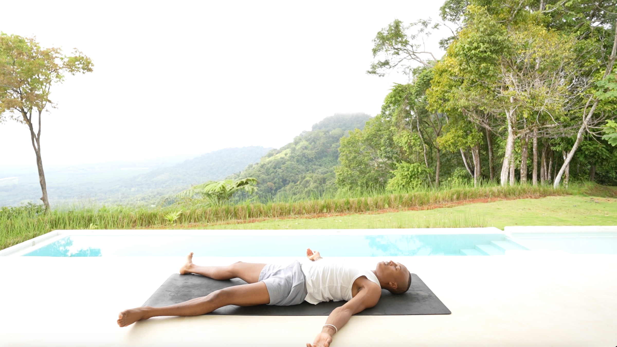 Esta práctica de yoga con los pies en la tierra favorece el descanso y la recuperación