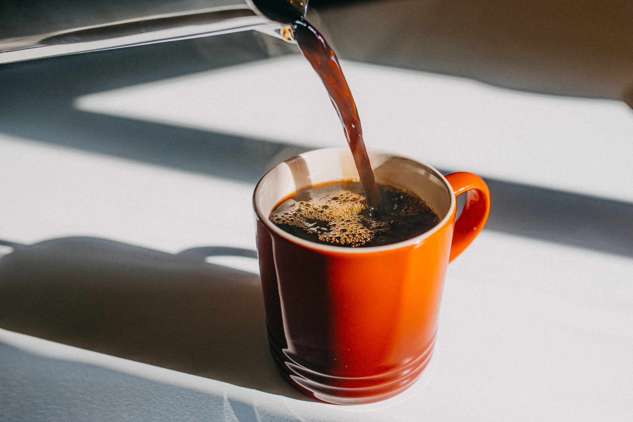 ¿Es mejor el café descafeinado o el regular para tu salud?