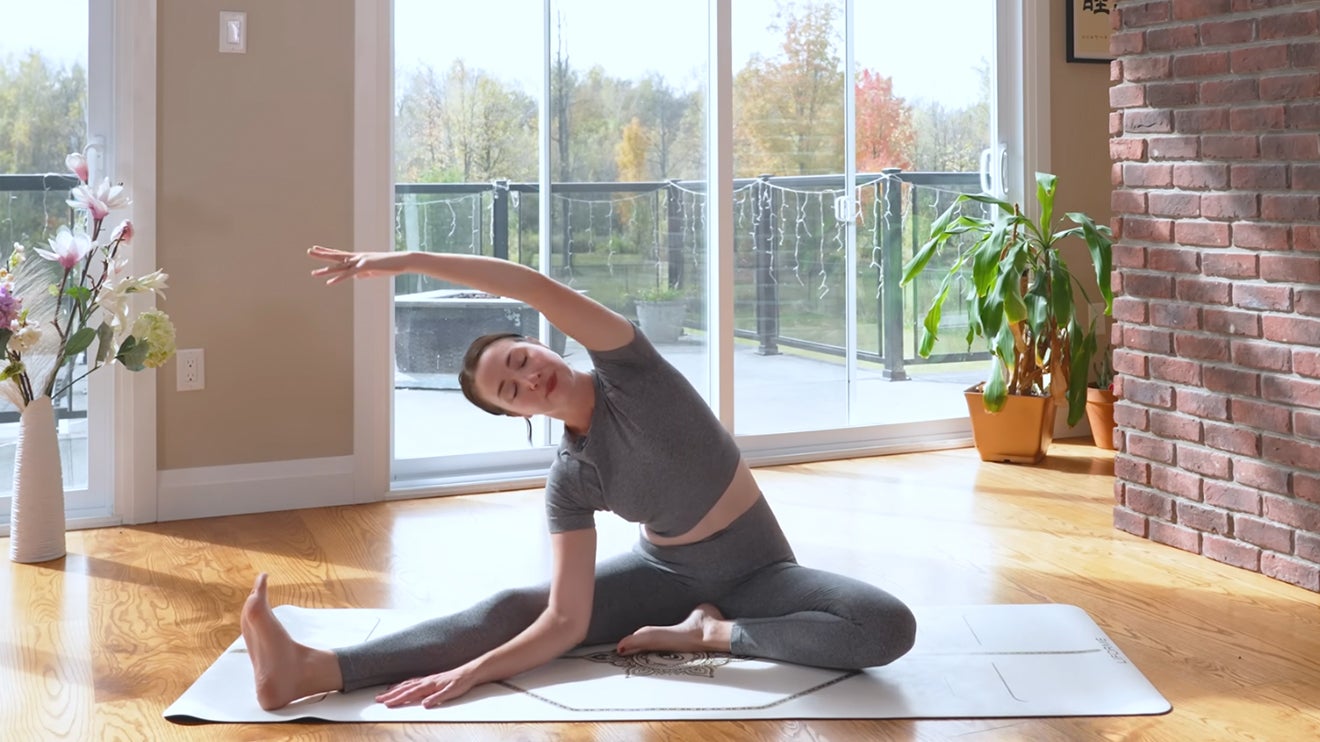 15 minutos de Power Yoga Flow para ayudarte a despertar y concentrarte