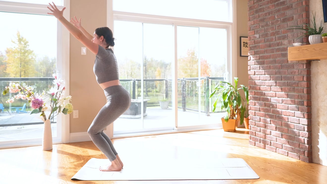 15 minutos de Power Yoga Flow para ayudarte a despertar y concentrarte