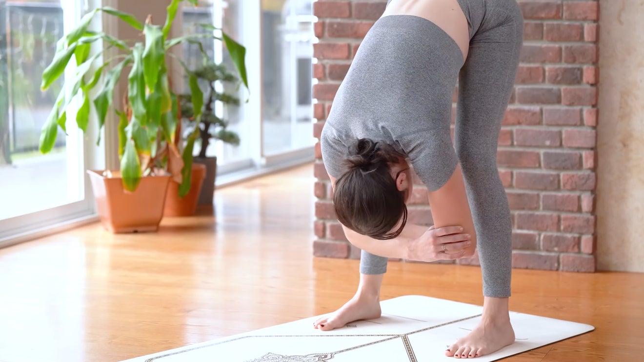 15 minutos de Power Yoga Flow para ayudarte a despertar y concentrarte