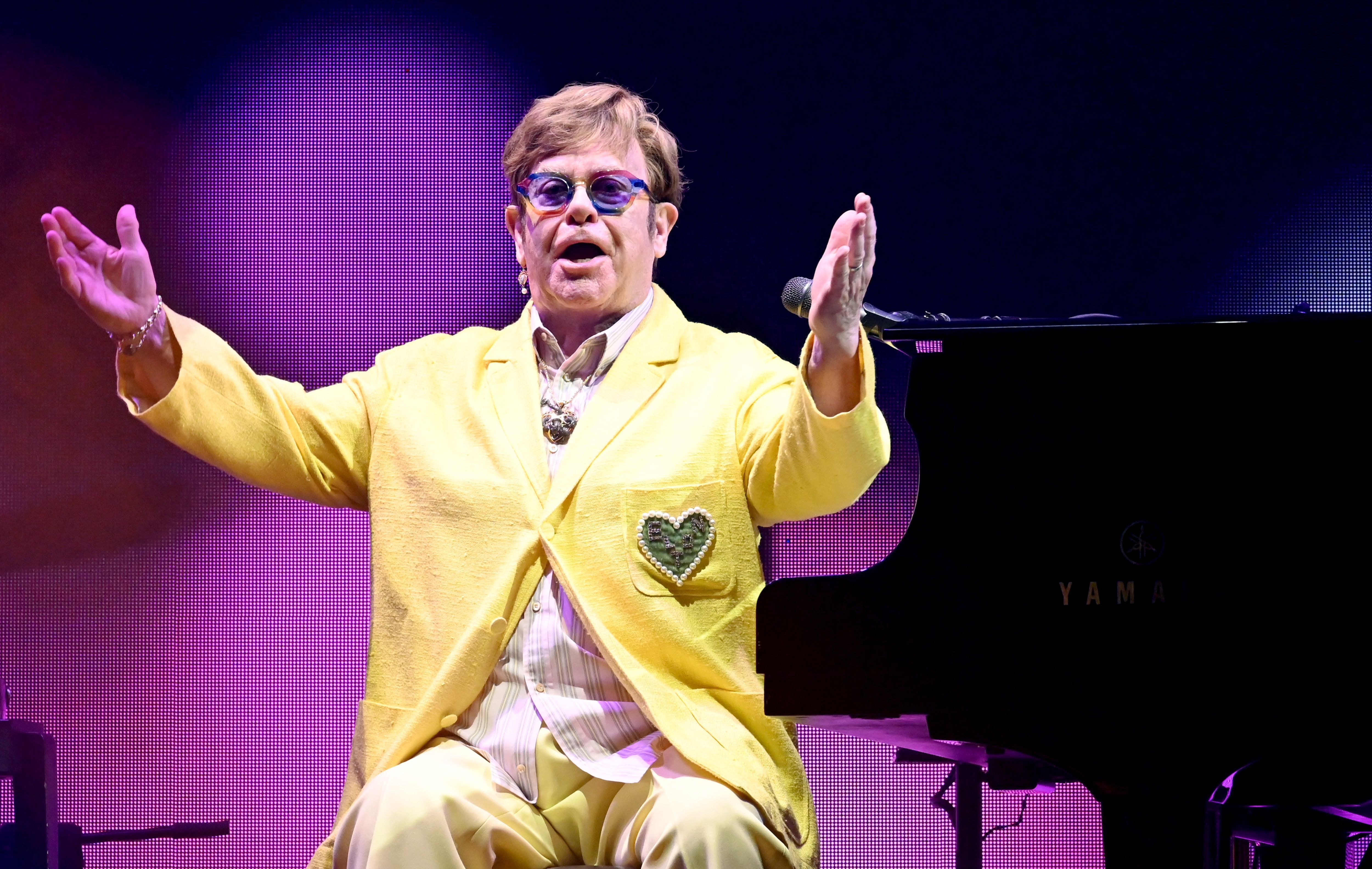 A los 77 años, Elton John dice que ha perdido la vista debido a una infección