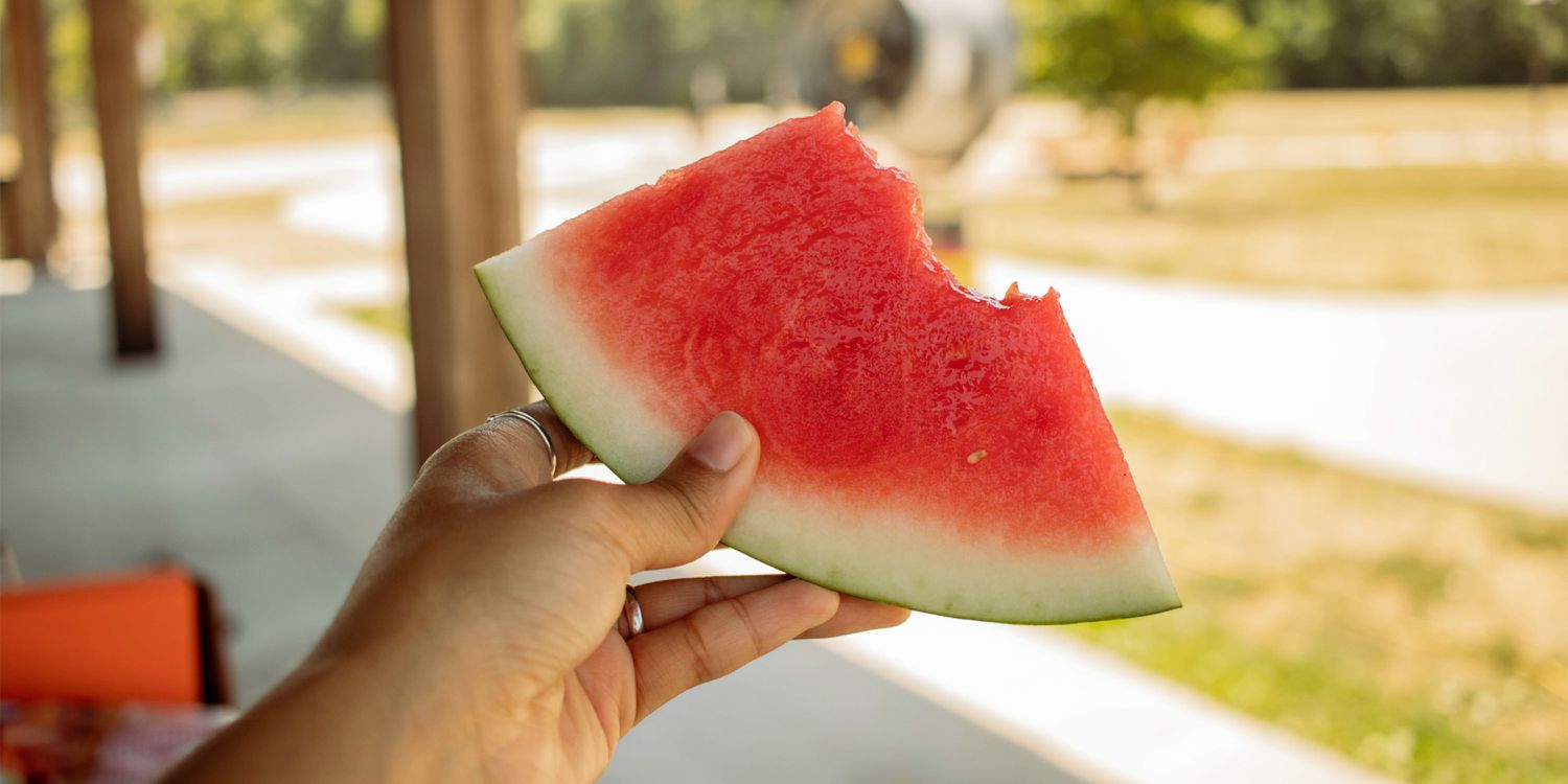 ¿Te sientes incómodamente hinchado? Estos alimentos pueden ayudar