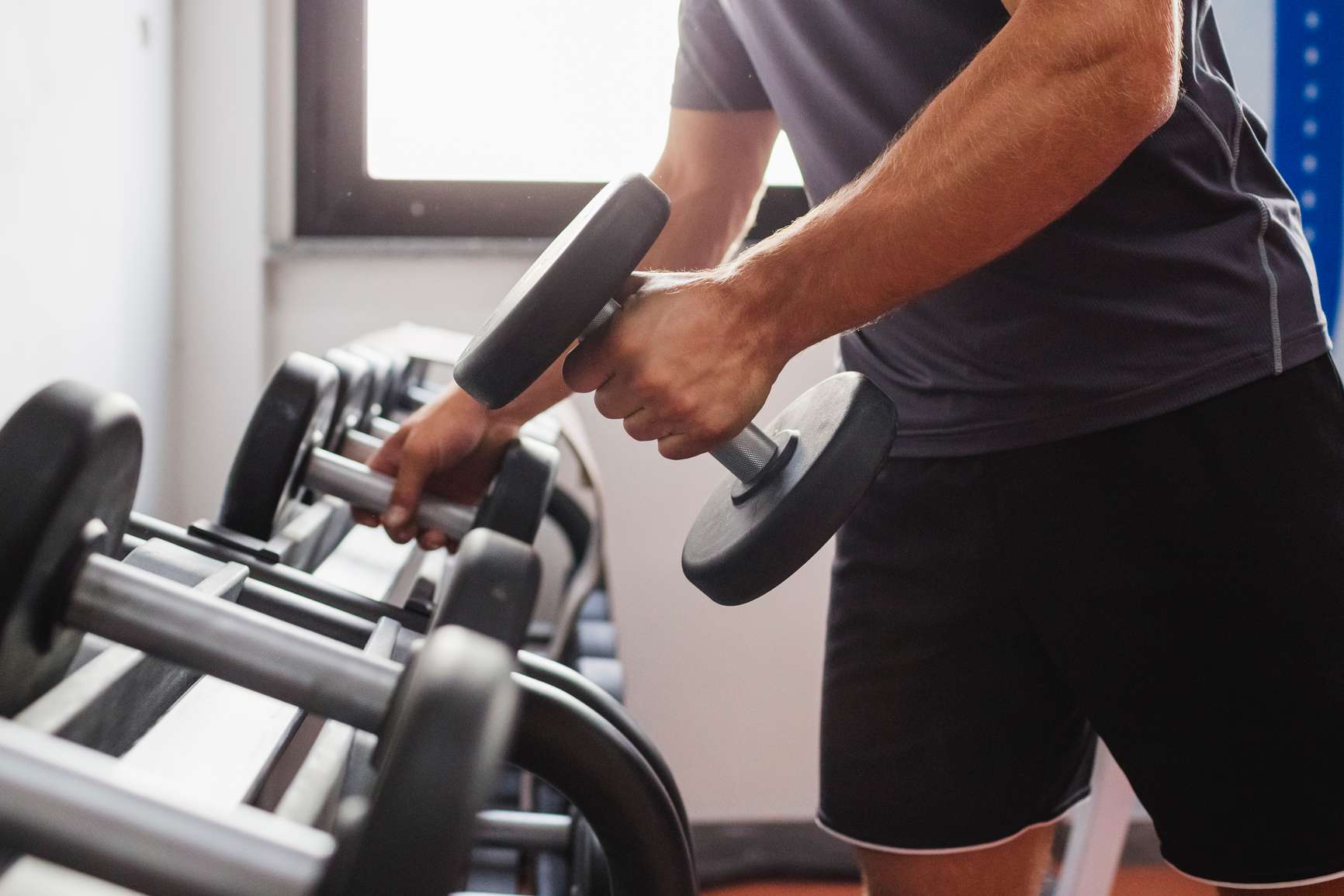 Aquí está cuánto tiempo podría llevar recuperar músculo después de un tiempo fuera del gimnasio