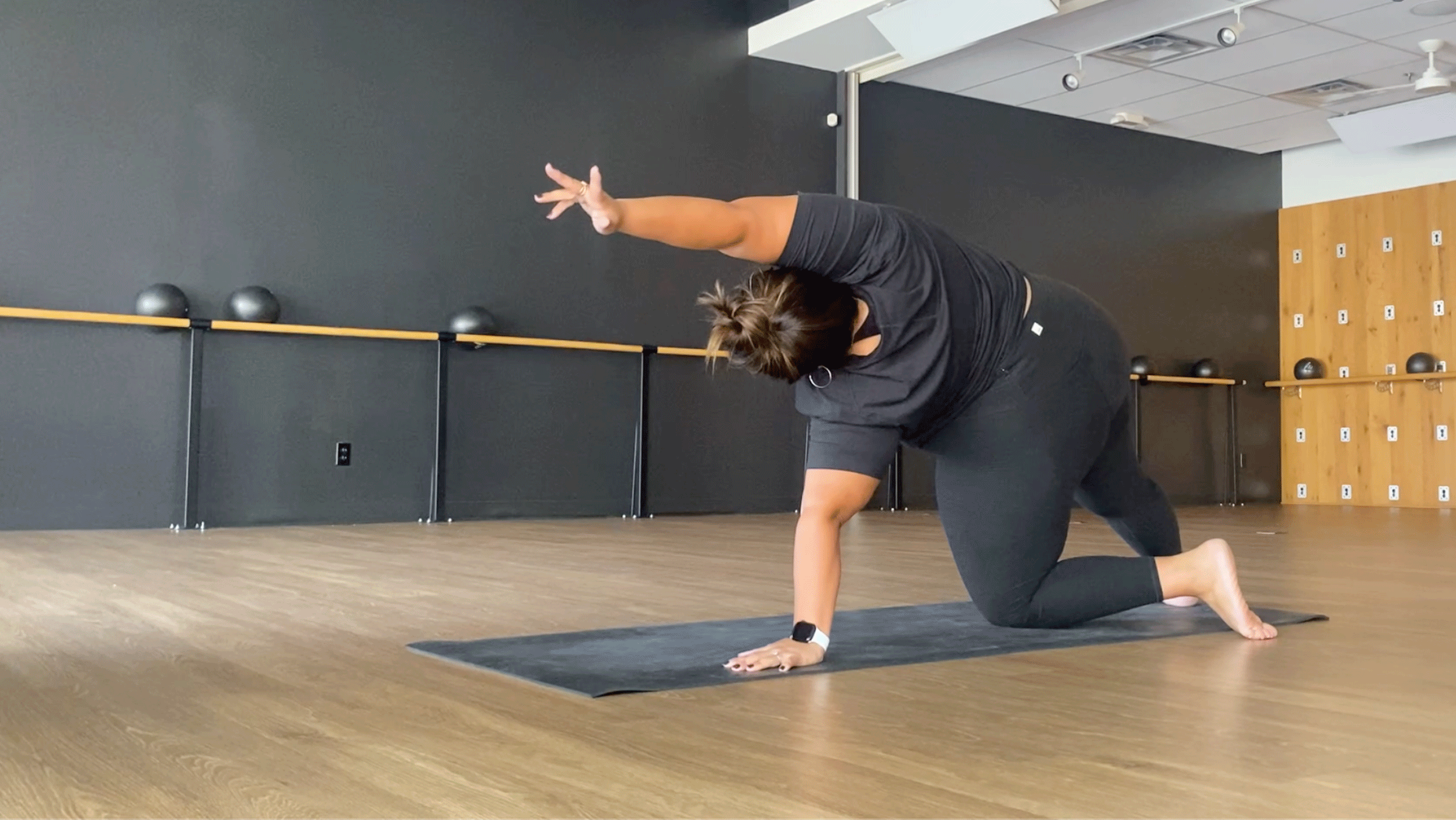 Cómo Usar la Prefiguración para Preparar a los Estudiantes de Yoga para la Plancha Lateral