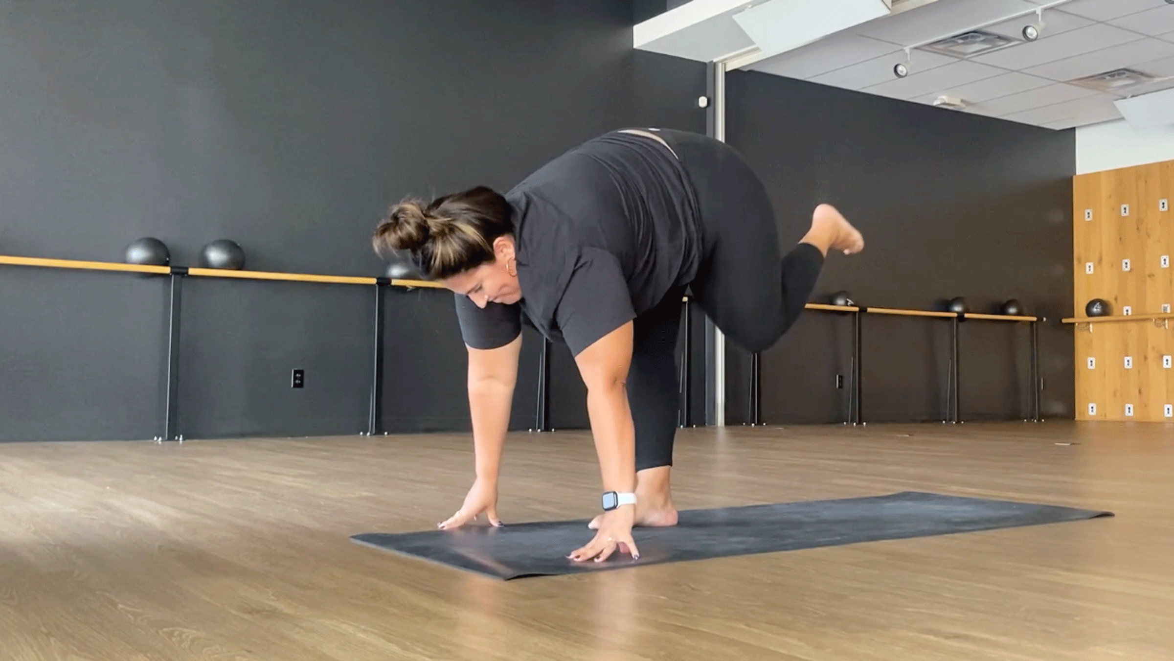 Cómo Usar la Prefiguración para Preparar a los Estudiantes de Yoga para la Plancha Lateral