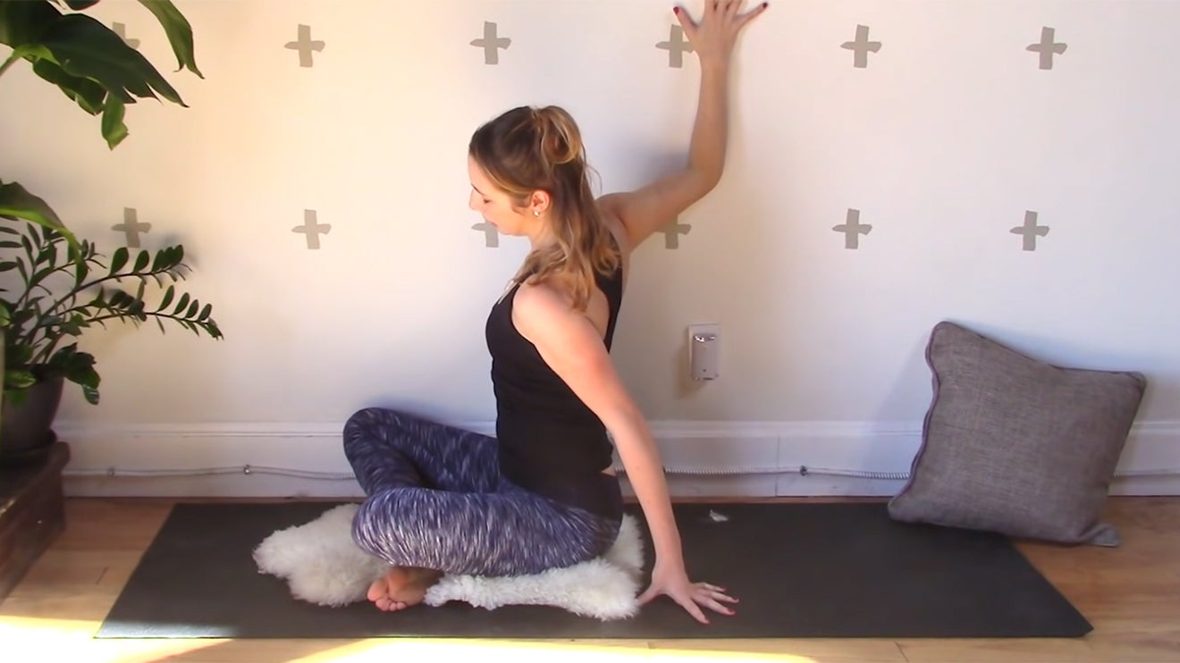 Si No Has Probado el Yin Yoga en una Pared, Aquí Está el Por Qué Debes Cambiar Eso