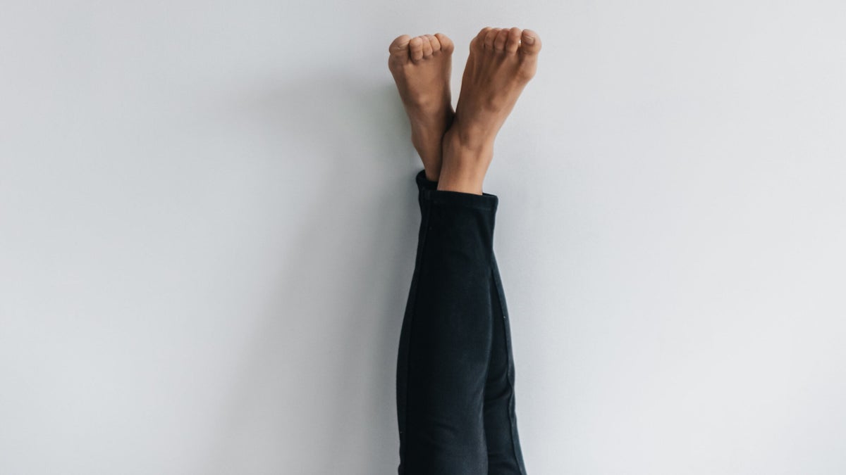 Si No Has Probado el Yin Yoga en una Pared, Aquí Está el Por Qué Debes Cambiar Eso