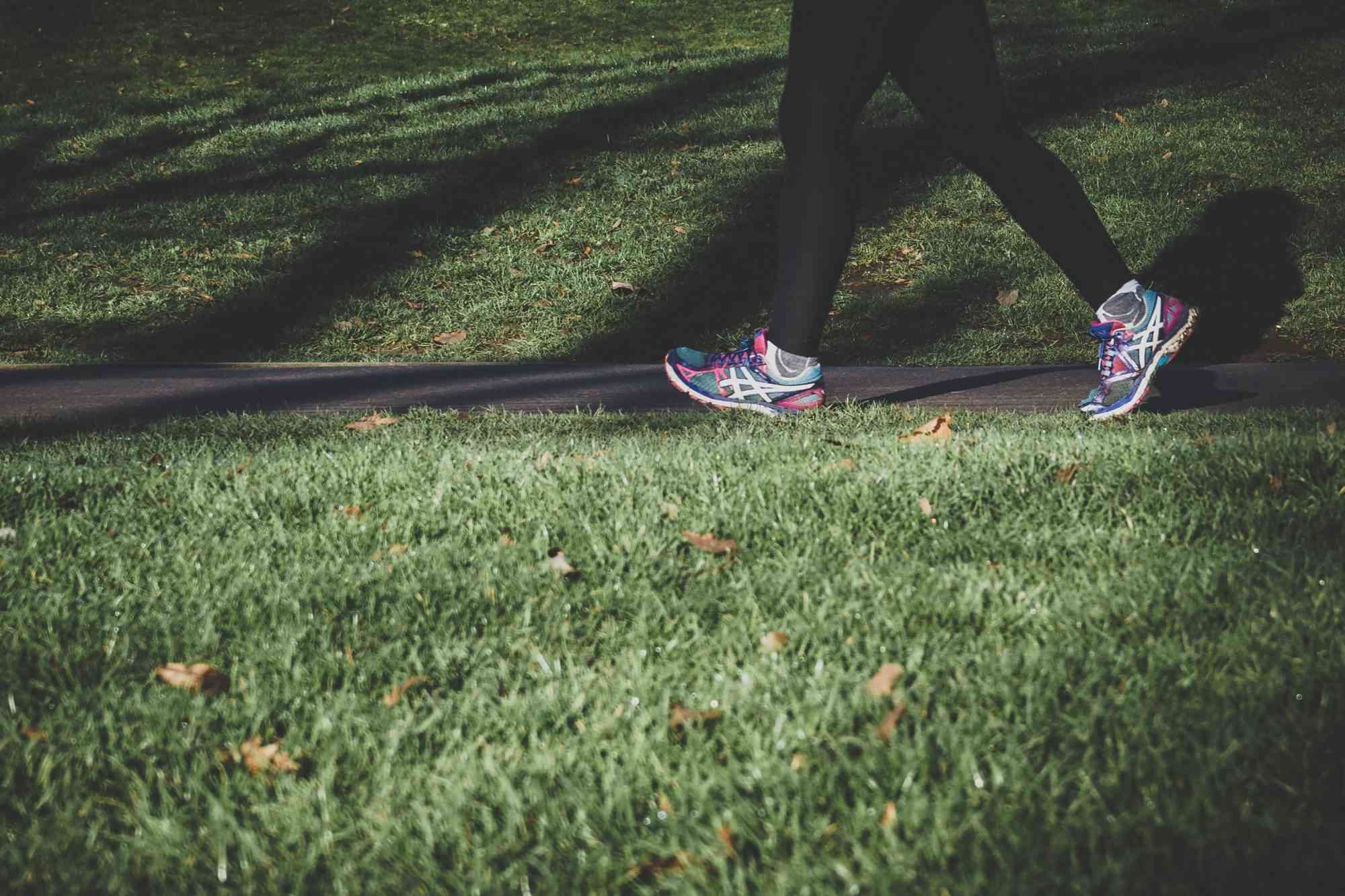 Los 3 Entrenamientos de Caminata Más Efectivos, Según Expertos